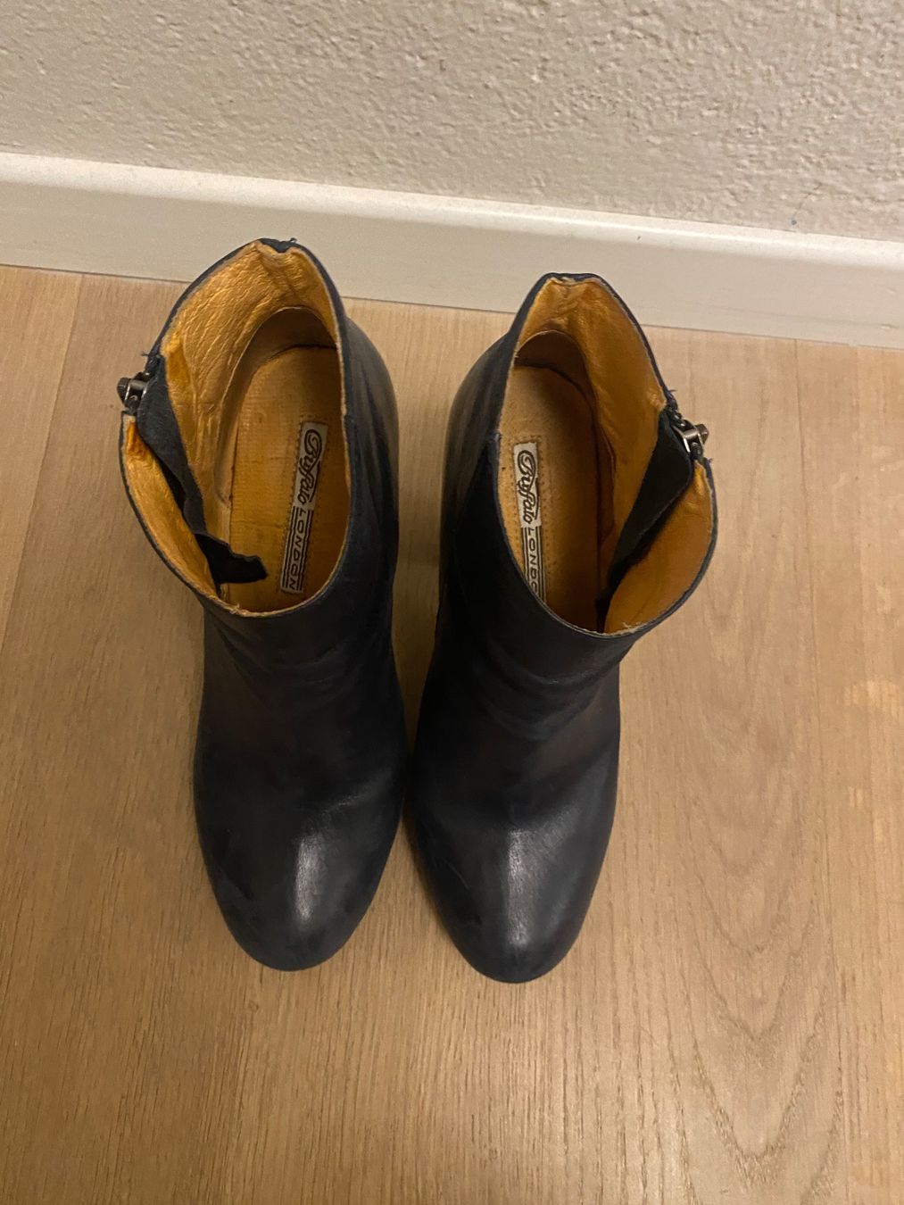 Buffalo Scarpe da donna: BUFFALO - dunkelblaue Lederstiefeletten, Gr. 38 – Usato da Nidau venduto da roshani85 2