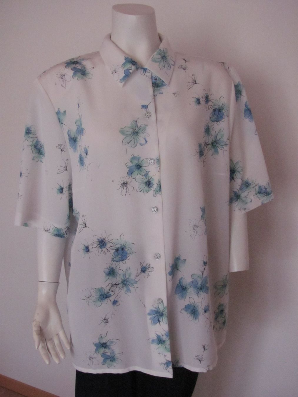 Camicette: Sommerliche Damenbluse mit Blumenmuster, Grösse 48 – Usato da Gümligen venduto da Fantapanda 1