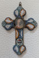 Kruzifix mit Papstbild und Mosaik aus Rom