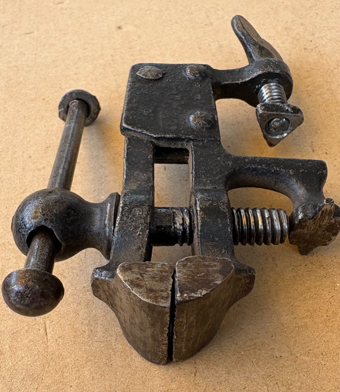 Tous les outils: VINTAGE TISCHSCHRAUBSTOCK – D'occasion à Ostermundigen par wini63 5