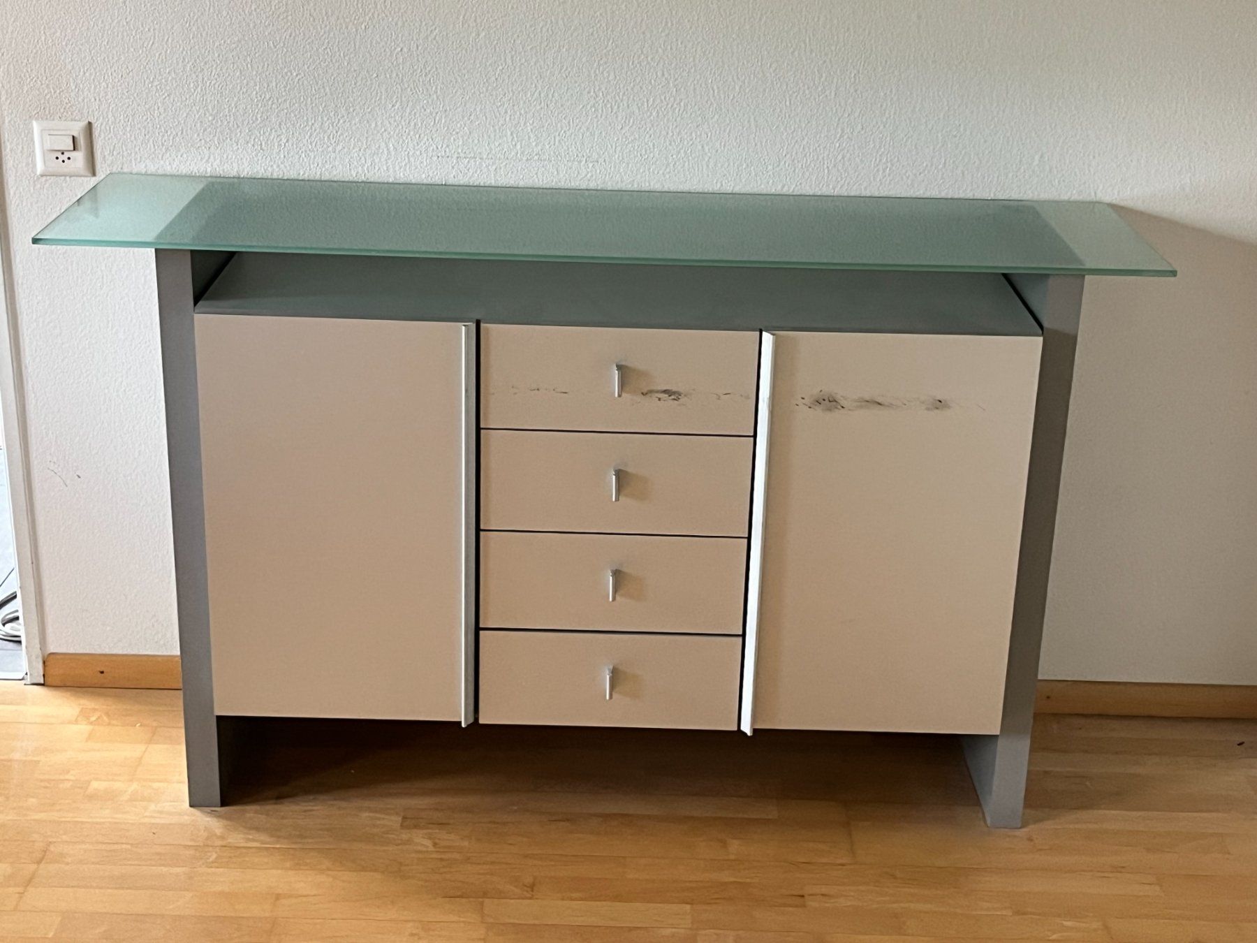 Cassettiere: Kommode mit Glasplatte, 4 Schulden, 2 Türen, Farbe Silber... – Usato da Hinterkappelen venduto da rum_y52q