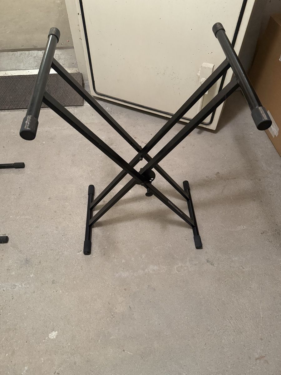 Supporti per strumenti musicali & leggii: JamStands by Ultimate Support – Keyboardständer – Usato da Basel venduto da Beat-Schneider