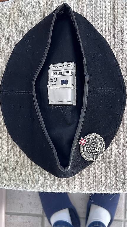 Uniformi: Schweizer Militär-Béret mit Abzeichen Nr. 34 – Usato da Lyss venduto da ozzieland 2