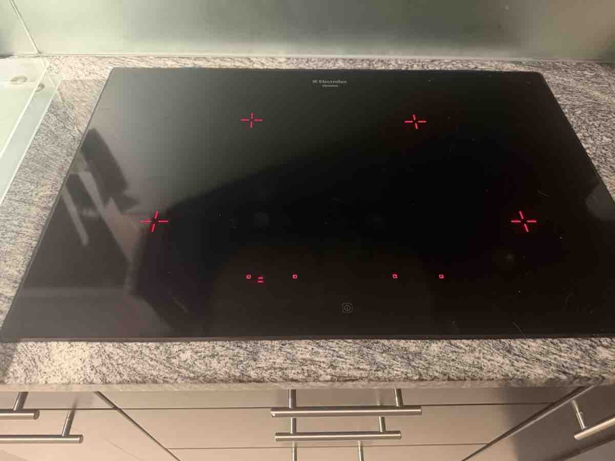 Insegne: Plaque de cuisson induction Electrolux Swissline – Usato da Port venduto da Djegge25 3