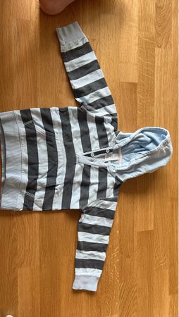Gestreifter Baby Hoodie Grösse 92, perfekt für den Frühlin