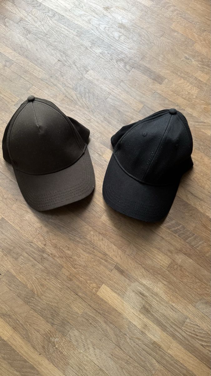Autres vêtements & accessoires: Baseball caps 2-piece set brown black size adjustable – D'occasion à Winterthur par Kevin.Prandini