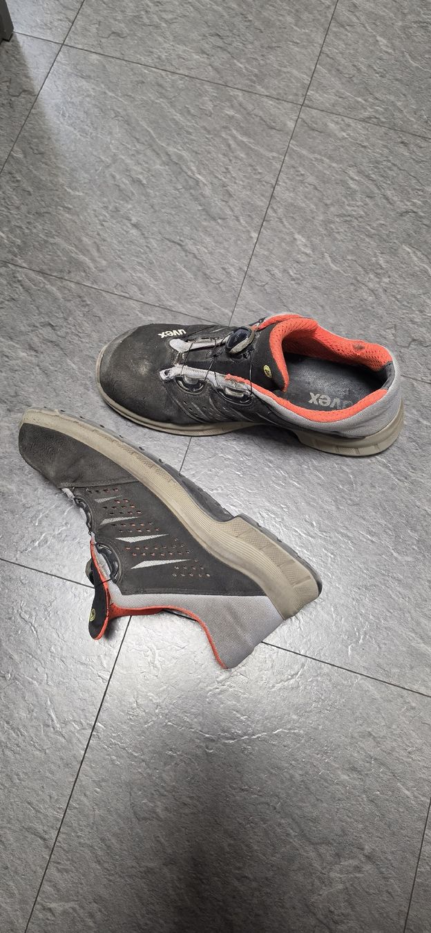 Uvex Scarpe da uomo: Arbeitsschuhe Uvex Grösse 42 stark gebraucht – Usato da Schaffhausen venduto da Tshibli 1