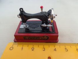 Tischnähmaschine ohne Funktion mit Schublade und Zubehör für