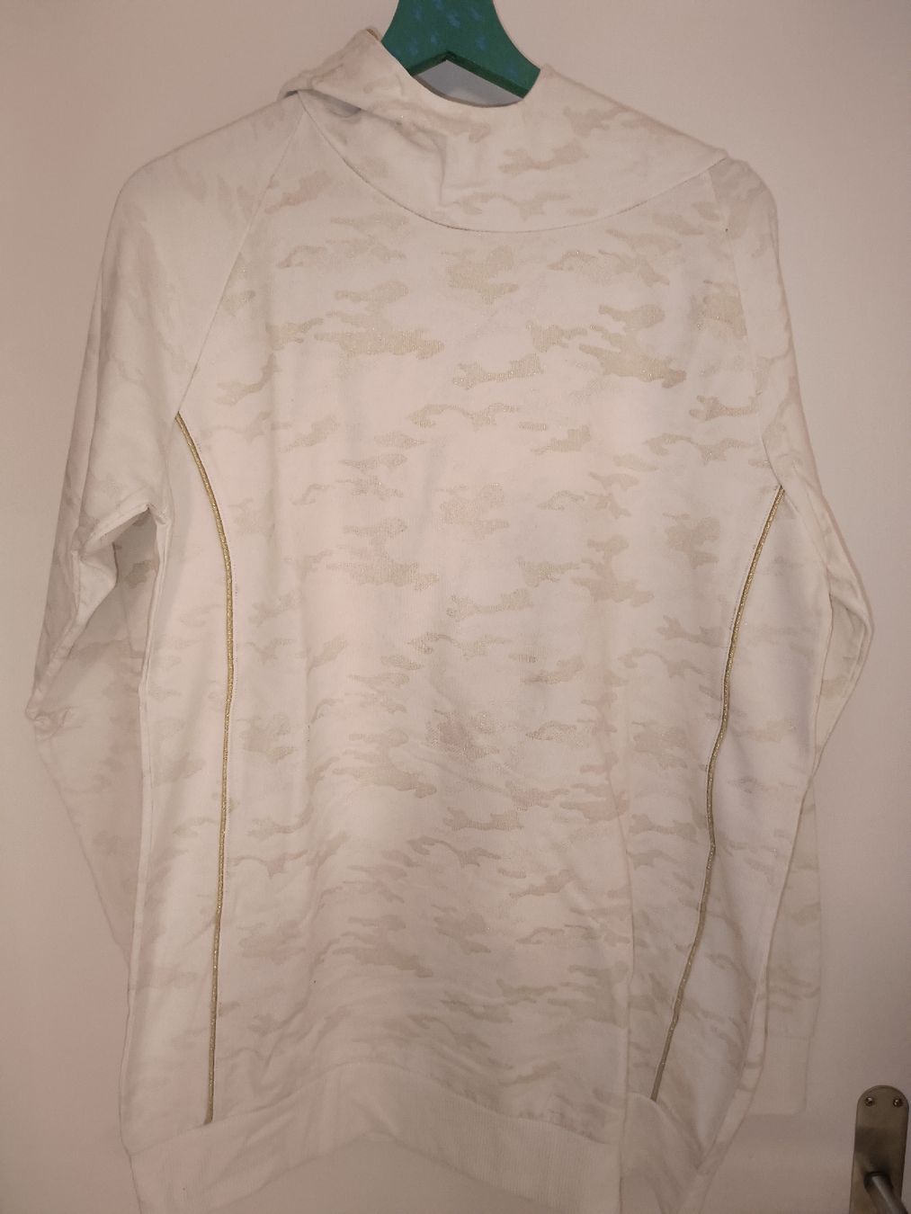 Pullover & Sweatshirts: Damen Pullover Kapuze Tarnmuster Weiss Grösse XL – Gebraucht aus Würenlingen von pjs-at-tutti 1