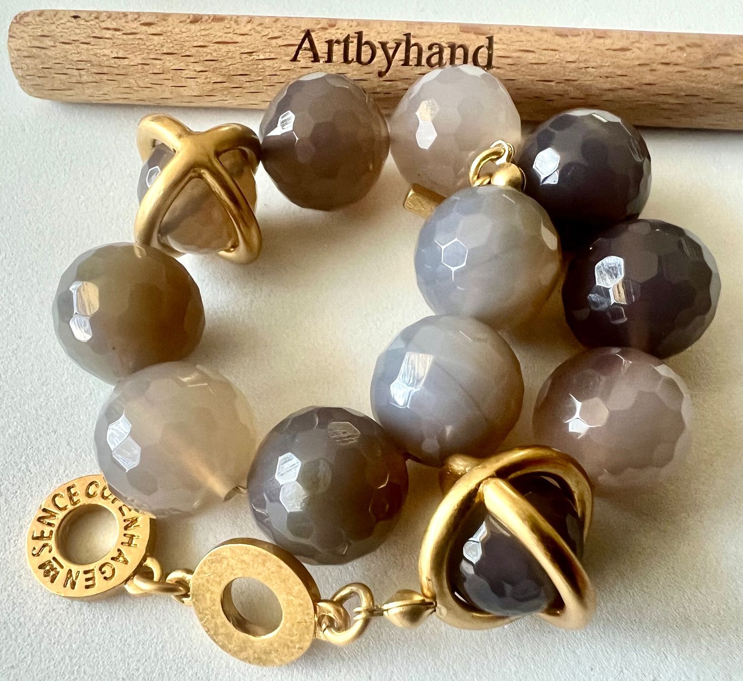 Sence Armbänder & -reifen: Sence Copenhagen Statement-Armband Chalcedon vergoldet – Gebraucht aus Ruswil von artbyhand 1