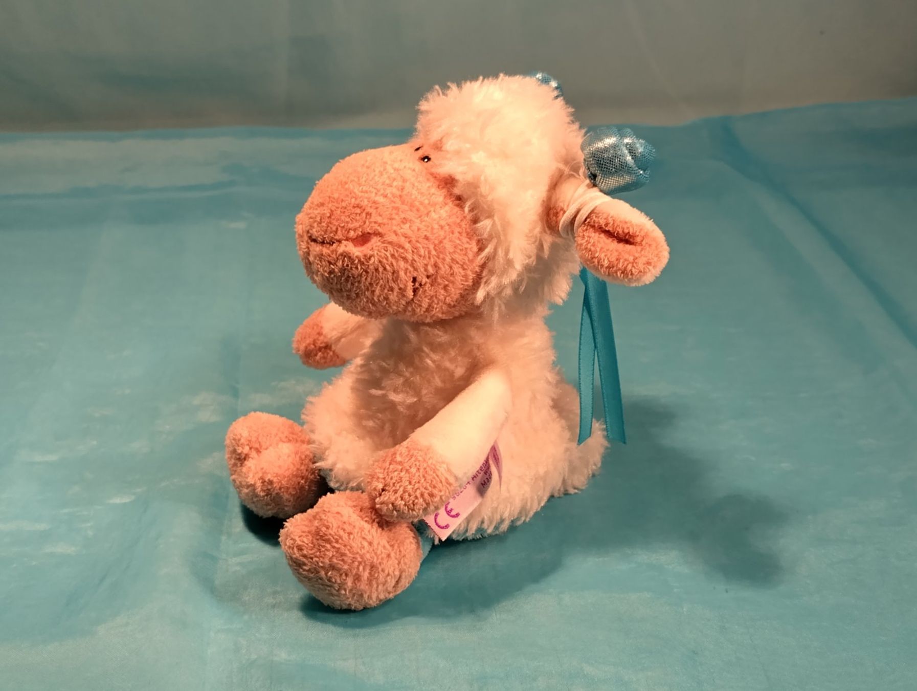 Nici Giocattoli: NICI Schaf mit Haarbändeli und Röckli, L: 20cm – Nuovo (secondo la descrizione) da Bellach venduto da JingleCherry 1
