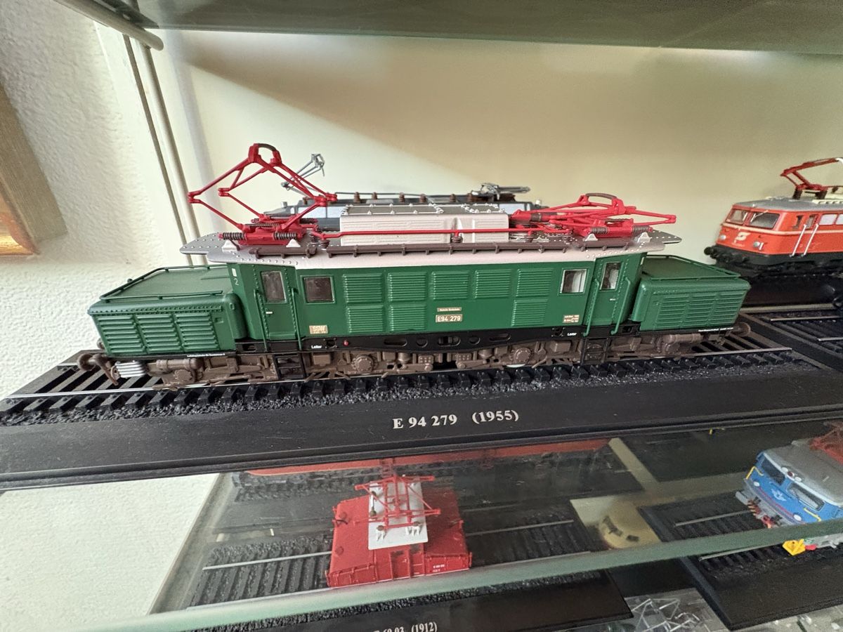 Kit di modellismo & Modellini statici: 16 Stk E-Loks Modelle mit Glasvitrine, Editions Atlas – Nuovo e nell'imballaggio originale da Wohlen AG venduto da Eschiedsrichter 3