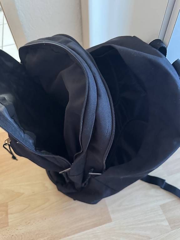 Zaini: Eastpak Rucksack schwarz – Usato da Hütten venduto da bri_kkp6 4
