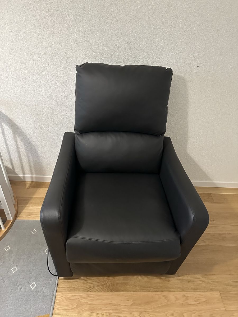 Sessel: Comfortable Black Leather Recliner – Gebraucht aus Affoltern am Albis von rot_682g