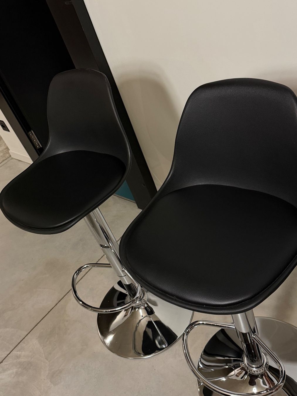 Conforama Hocker: Set of 2 Modern Black Bar Stools for Kitchen Counter – Neu und originalverpackt aus Bellinzona von Ajeti.mim 1