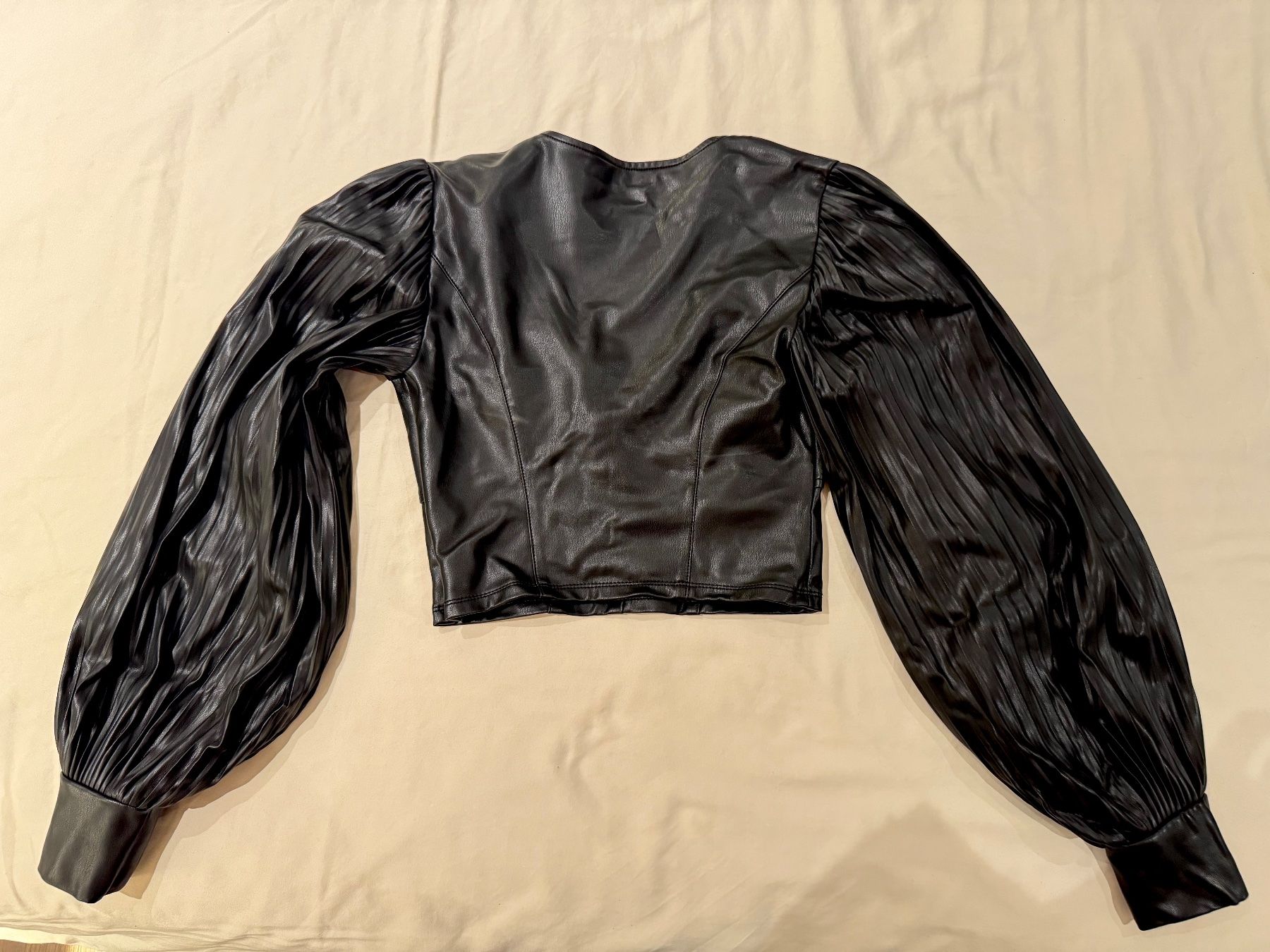 Guess Top: Guess Kunstleder-Crop-Top mit Puffärmeln – Nuovo (secondo la descrizione) da Feusisberg venduto da royi16 5