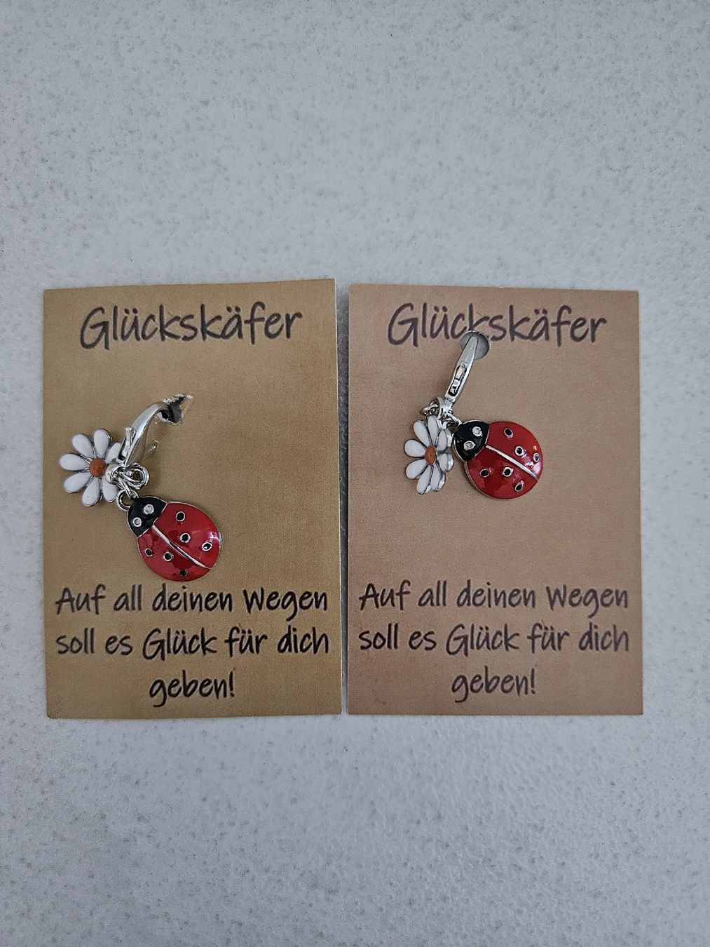 Ciondoli: Glücksbringer Marienkäfer mit Blümchen Anhänger Set 2 Stck – Nuovo e nell'imballaggio originale da Oftringen venduto da Mrg3