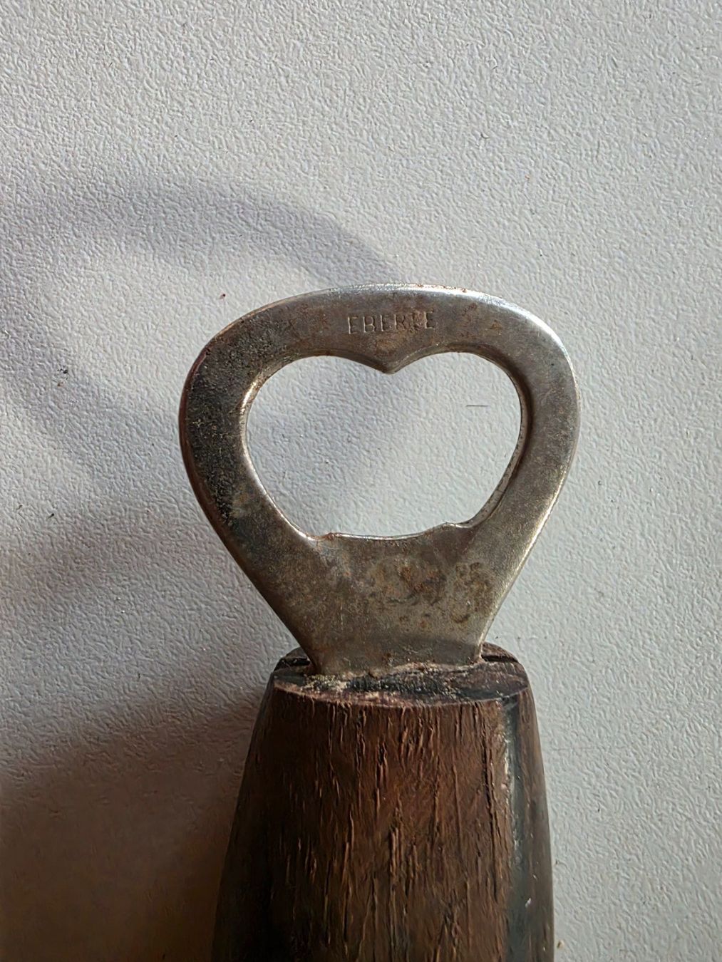 Flaschenöffner & -verschlüsse: antiker Flaschenöffner Holz Fuss 16 cm Eberle – Gebraucht aus Walterswil BE von Lonitti 1
