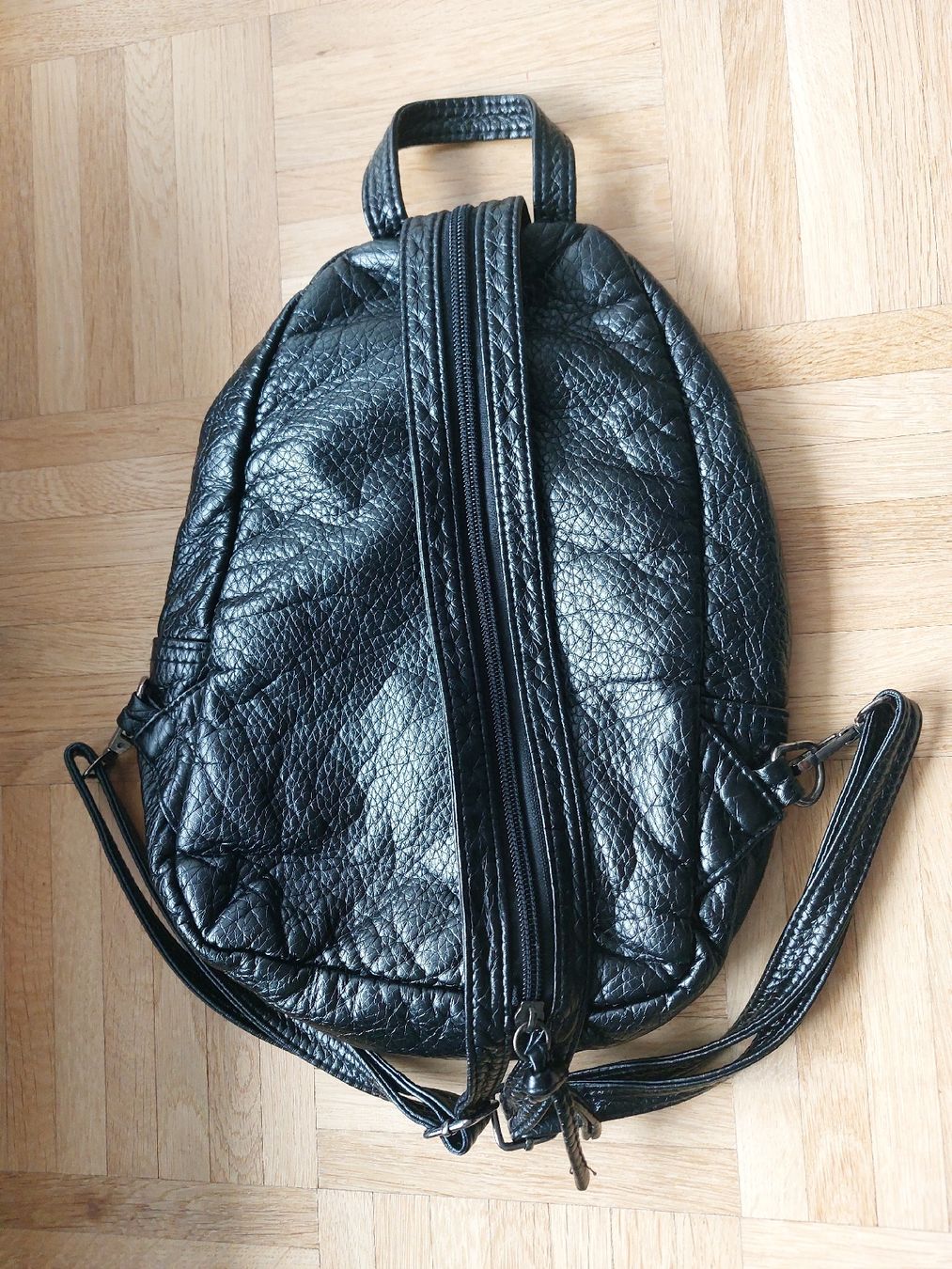 Zaini: Schwarzer Rucksack mit Nieten Deko – Usato da Bern venduto da titaniumsnow 3