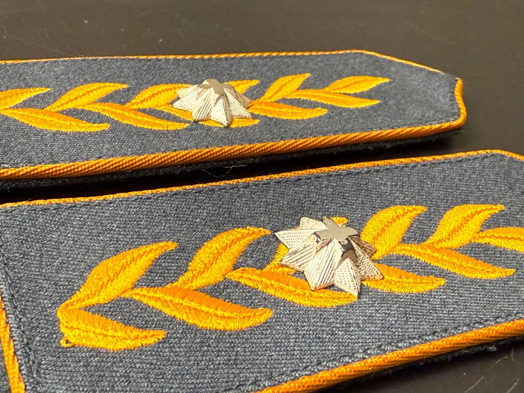 Schweizer Armee Placchette & Badge: 1 Paar Achselpatten: Brigadier ohne Kdo - CH Armee – Usato da Brütten venduto da Hst1 3