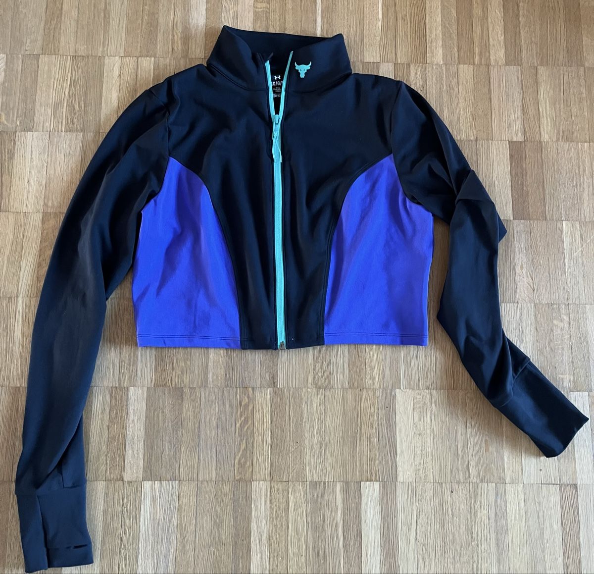 Under Armour Jacken: Project Rock Under Armour Jacket, Size L, Cropped Fit – Neu (gemäss Beschreibung) aus Zürich von chisabella 1