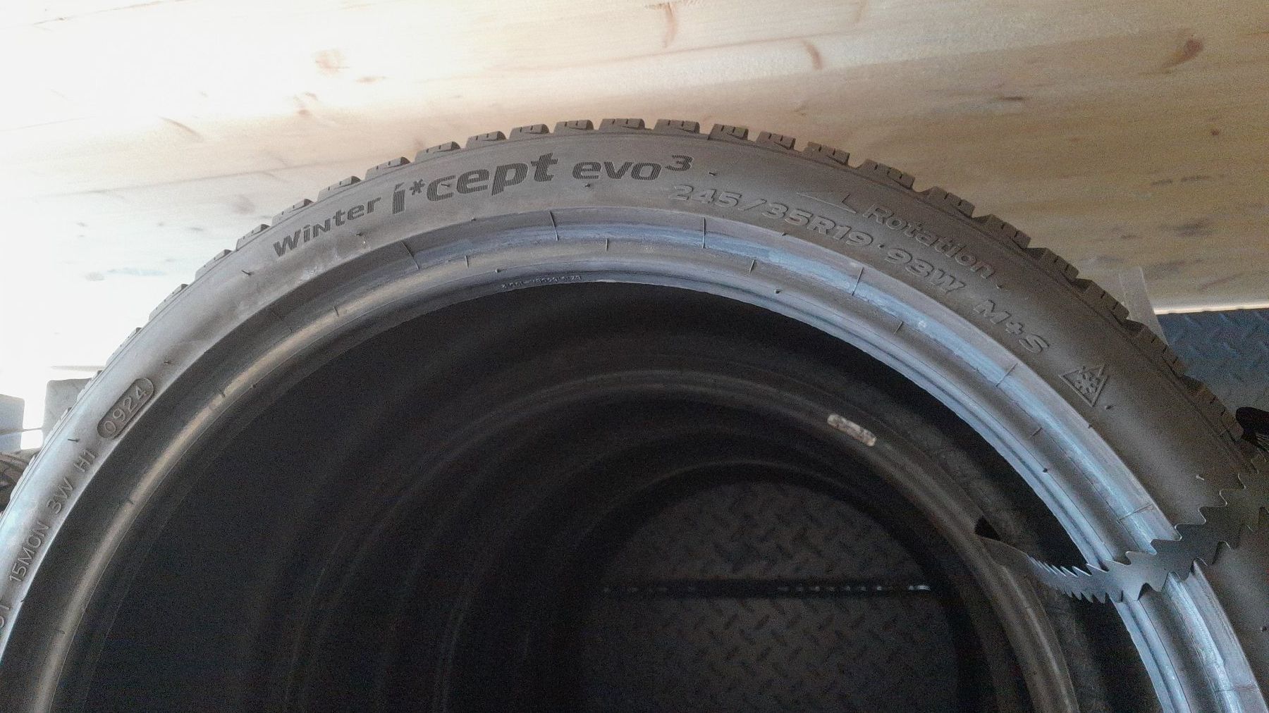 Pneus & Kompletträder: Winterreifen 245/35R19 – Gebraucht aus Sarnen von Saab99900 2