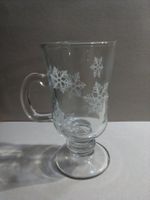 Teeglas mit Schneeflocken