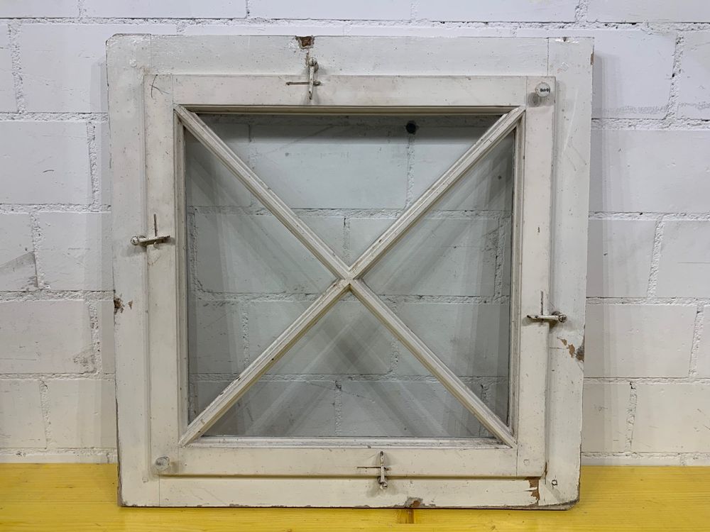 Kleines, altes Holzfenster mit Rahmen und Patina Kaufen auf Ricardo