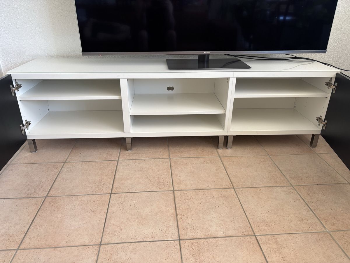 Ikea Mobili TV: TV-Möbel weiss/schwarz mit Glasplatte – Usato da Riniken venduto da Nabetse88 1