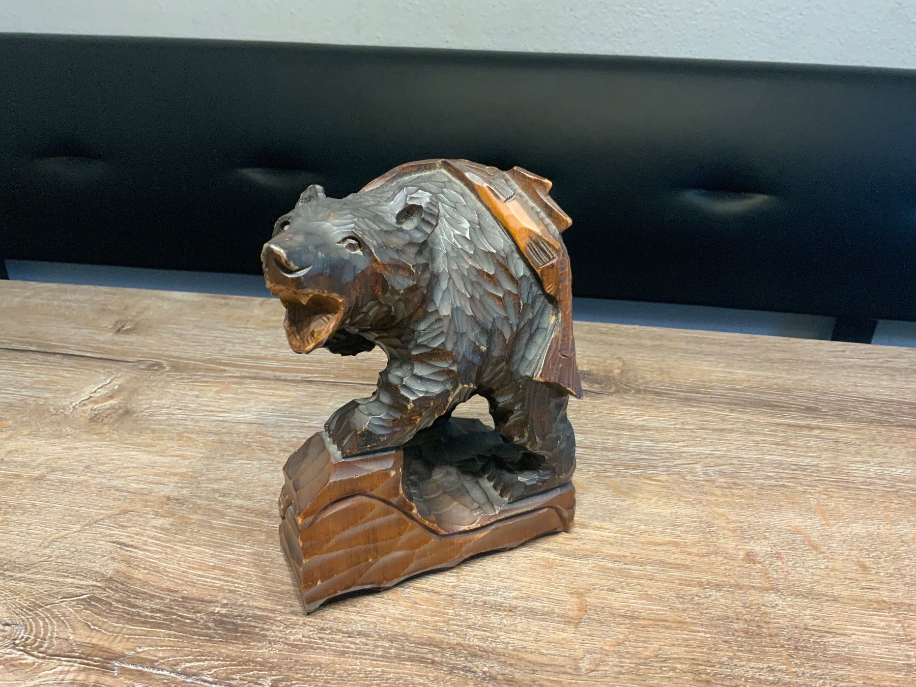 Statuette: Holzfigur Bär auf Felsen, – Usato da Willisau venduto da Minali 1