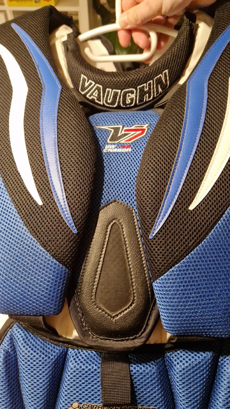 Scarpe, pantaloni & magliette da ginnastica: Goalie Brustpanzer Eishockey Vaughn V7 NEU – Nuovo e nell'imballaggio originale da Laupen BE venduto da Vogilny24 2