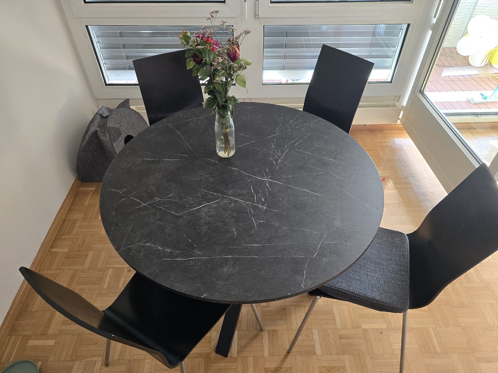 Ikea Tischset: Runder Schwarzer Esstisch mit 4 Stühlen – Neu (gemäss Beschreibung) aus Möhlin von dni_2vcg 1