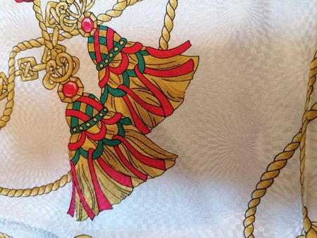 Foulard in seta motivo nappe. 