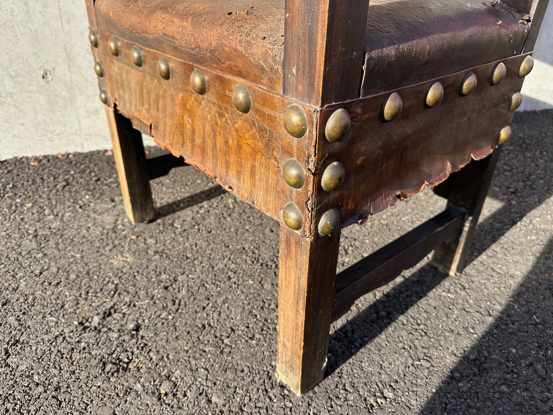 Poltrone: Beeindruckender Thronsessel, Leder & Messing  Toller, antike – Usato da Laufenburg venduto da industrial-silence 5