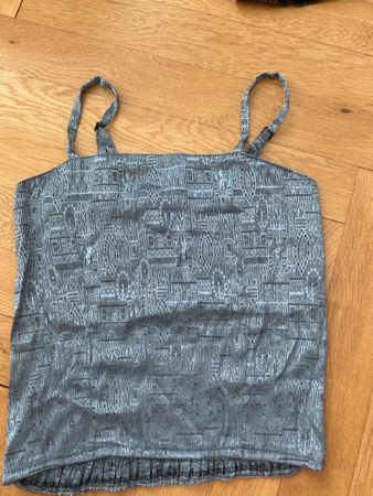 Blaues Top mit Muster