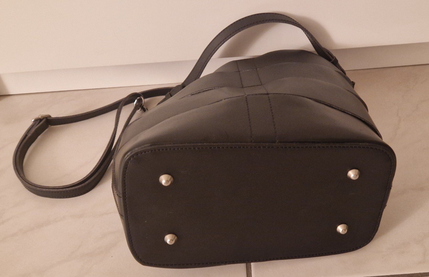 Sacs femmes: Beuteltasche Schwarz mit Silbernem Innenfutter – D'occasion à Itingen par Claudia.E 2