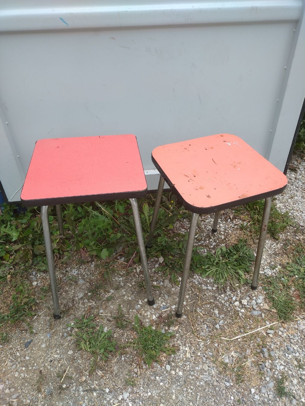 Tischset: Lot de 2 tabourets en Formica corail 70's  – Gebraucht aus Farvagny-le-Grand von LaCaverne