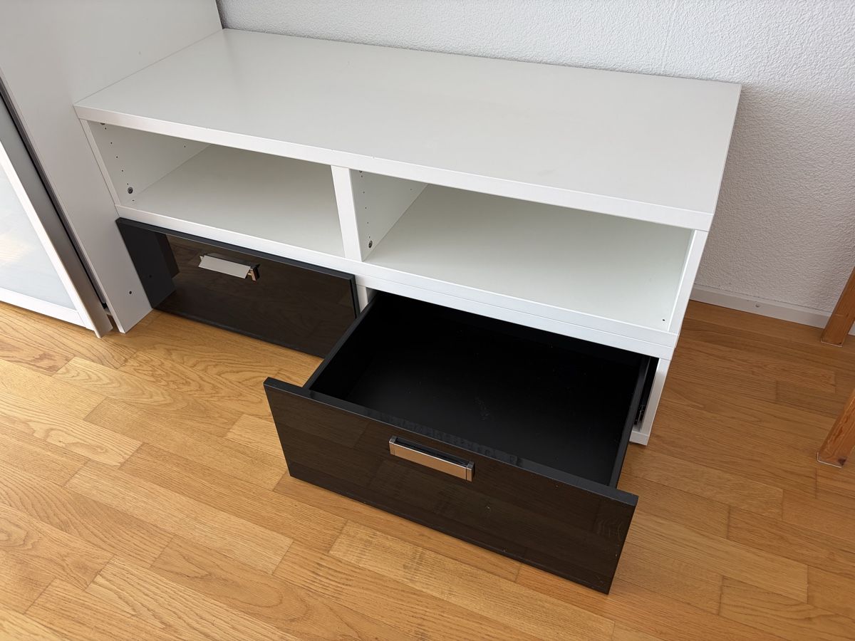 Ikea Mobili TV: Fernsehmöbel (passend zu Schrank Ikea) – Usato da Bern venduto da mareka27 1