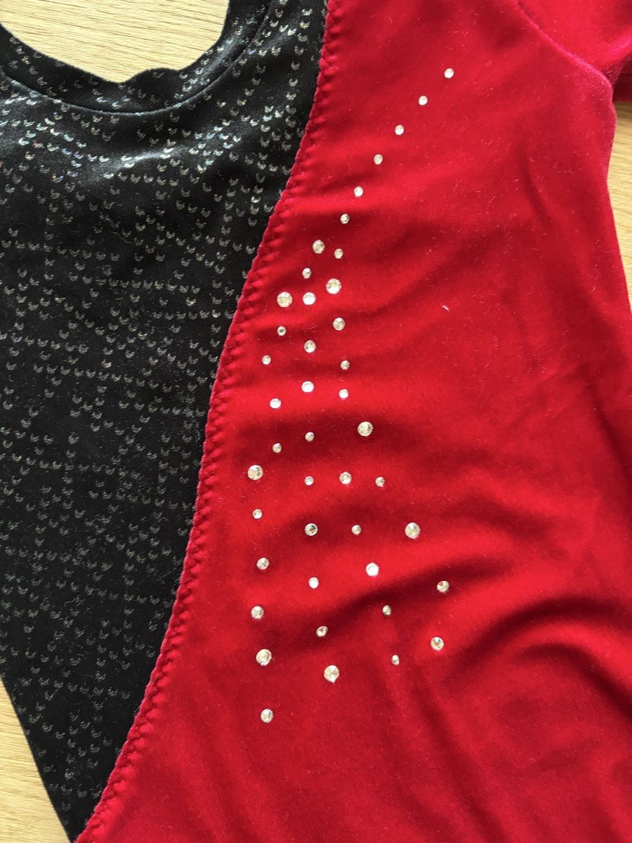 Trainer, Turnhosen & -trikots: Turnanzug rot/schwarz, Gr. 122/128 Strass – Gebraucht aus Stettfurt von catwoman7 2
