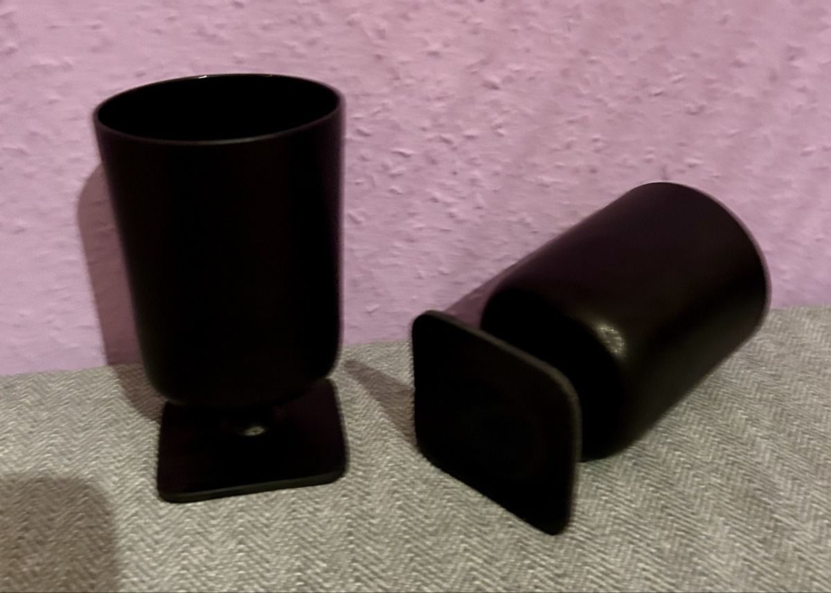 Bicchieri: Deux verres noirs élégants – Usato da Petit-Lancy venduto da Pierre_le_voyageur