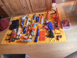 Nerf samlund mit westen,pistolen, sicht schutz und muitzion 