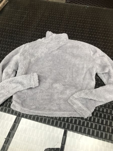 Maglioni & Felpe: Mädchen Pullover Plüsch XS grau – Usato da Bergdietikon venduto da antovale