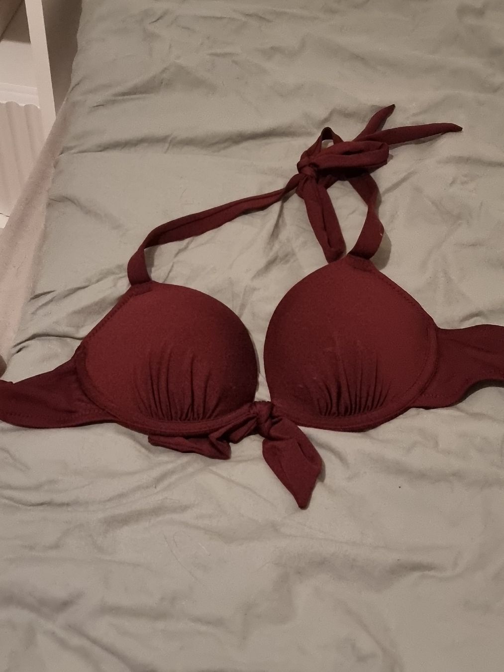 H&M Costumi da bagno & Bikini: Bikini-Oberteil bordeauxrot Gr. S – Usato da Altstätten SG venduto da melii._.98