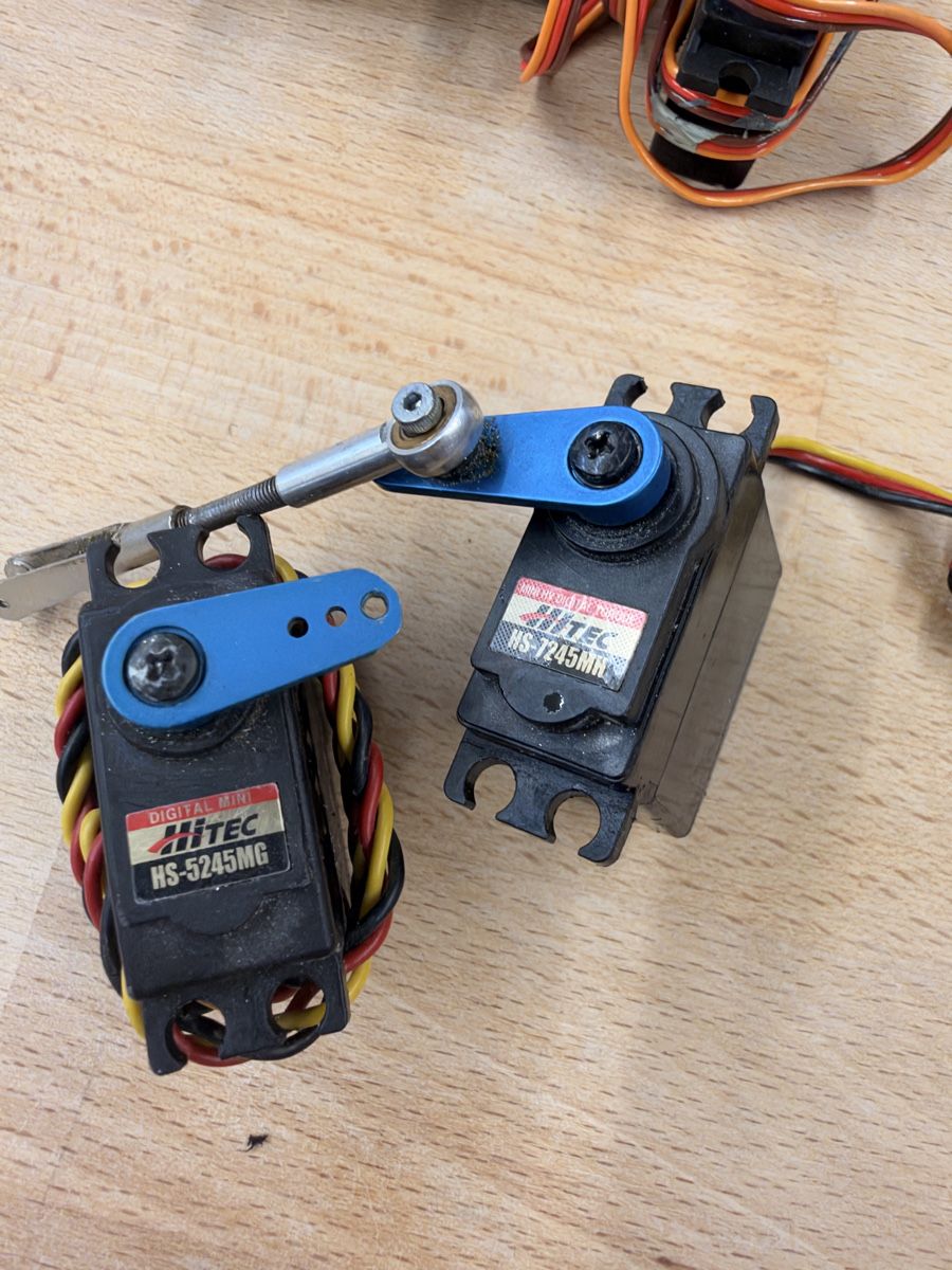 Fernsteuerungen: Hitec HS 5345MG und no Name Servos – Gebraucht aus Diessbach b. Büren von babs92 1
