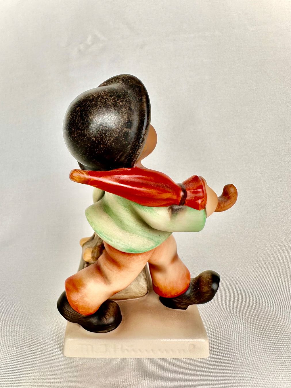 Hummel Statuette: Hübsche Goebel Hummel Figur Junge mit Schirm und Tasche – Usato da Steinen venduto da SputnikSweetheart 3
