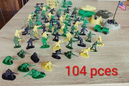 Lot de 104 figurines de soldats, chars et accessoires