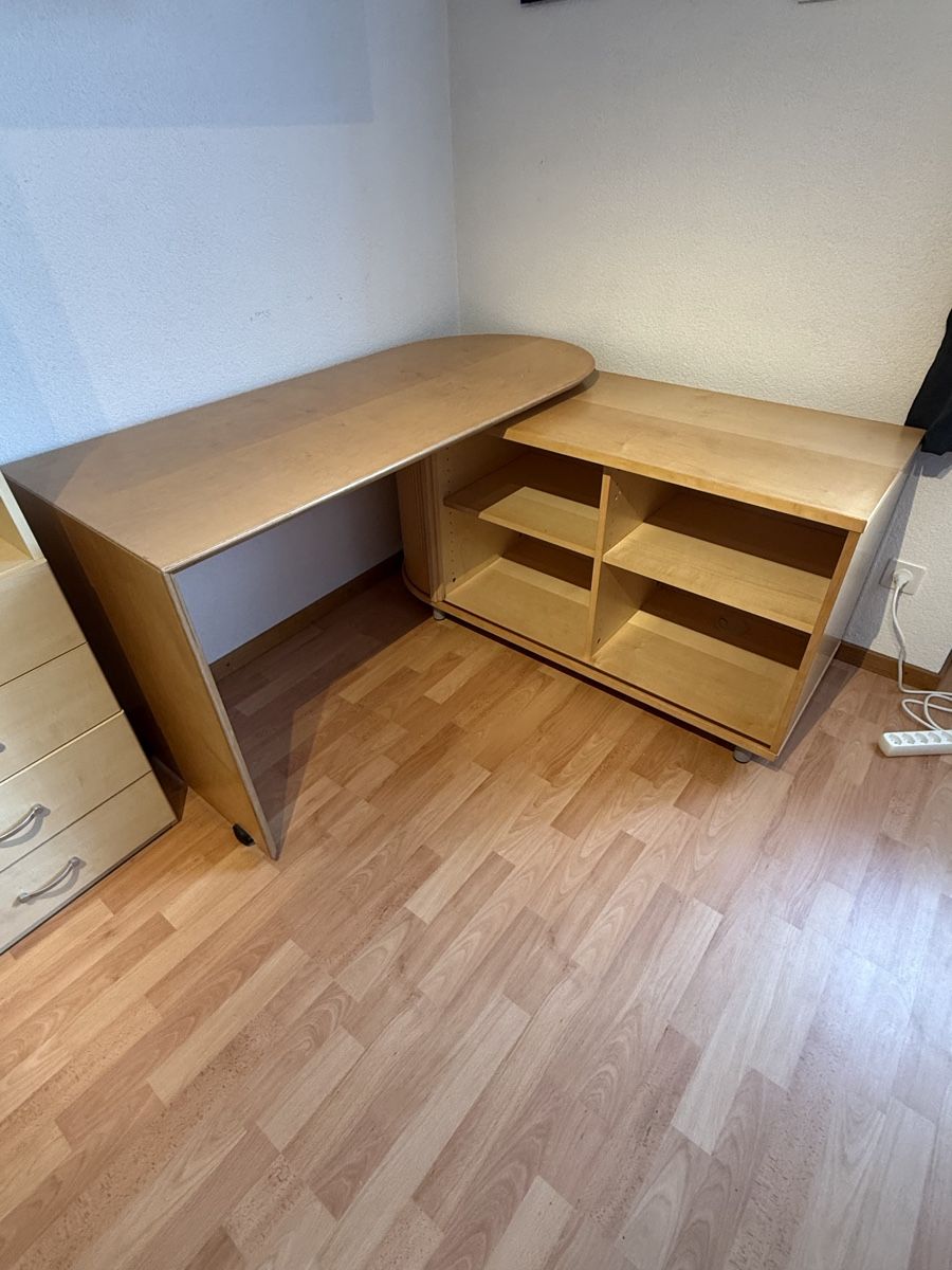 Schreibtische: Schreibtisch mit Rolladenfront – Gebraucht aus Adetswil von sch_9hl6 1