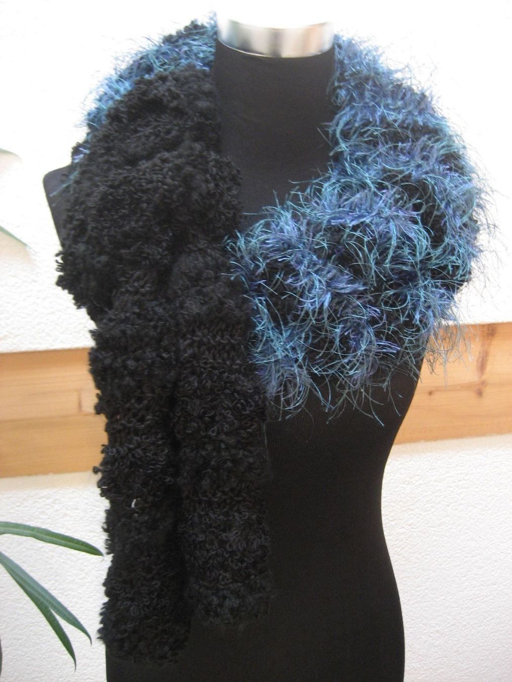 Foulard & Sciarpe: Echarpe tricotée à la main, neuve – Nuovo e nell'imballaggio originale da Delémont venduto da marryb 1