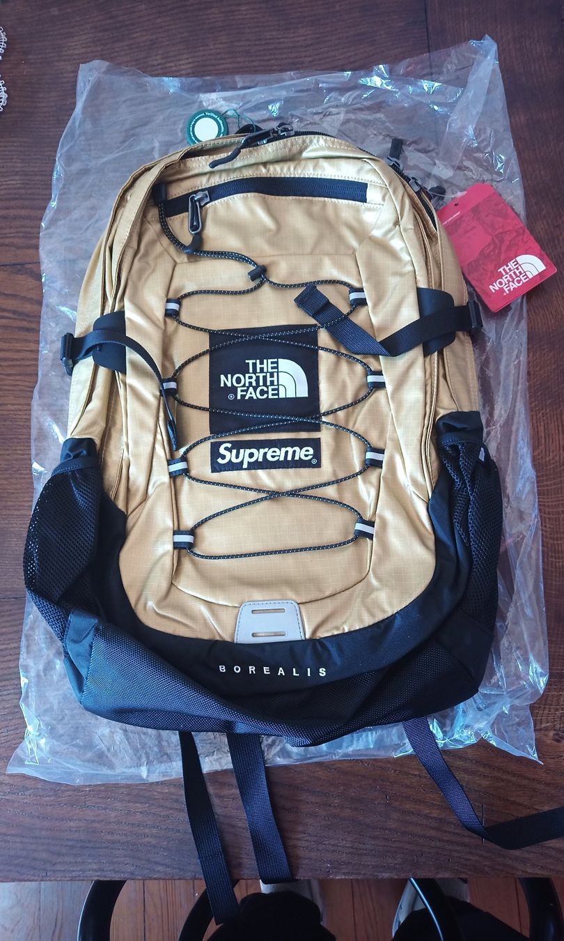 Supreme Zaini: Supreme x The North Face Metallic GOLD Borealis Backpack – Nuovo e nell'imballaggio originale da Neuchâtel venduto da bor_esse 1