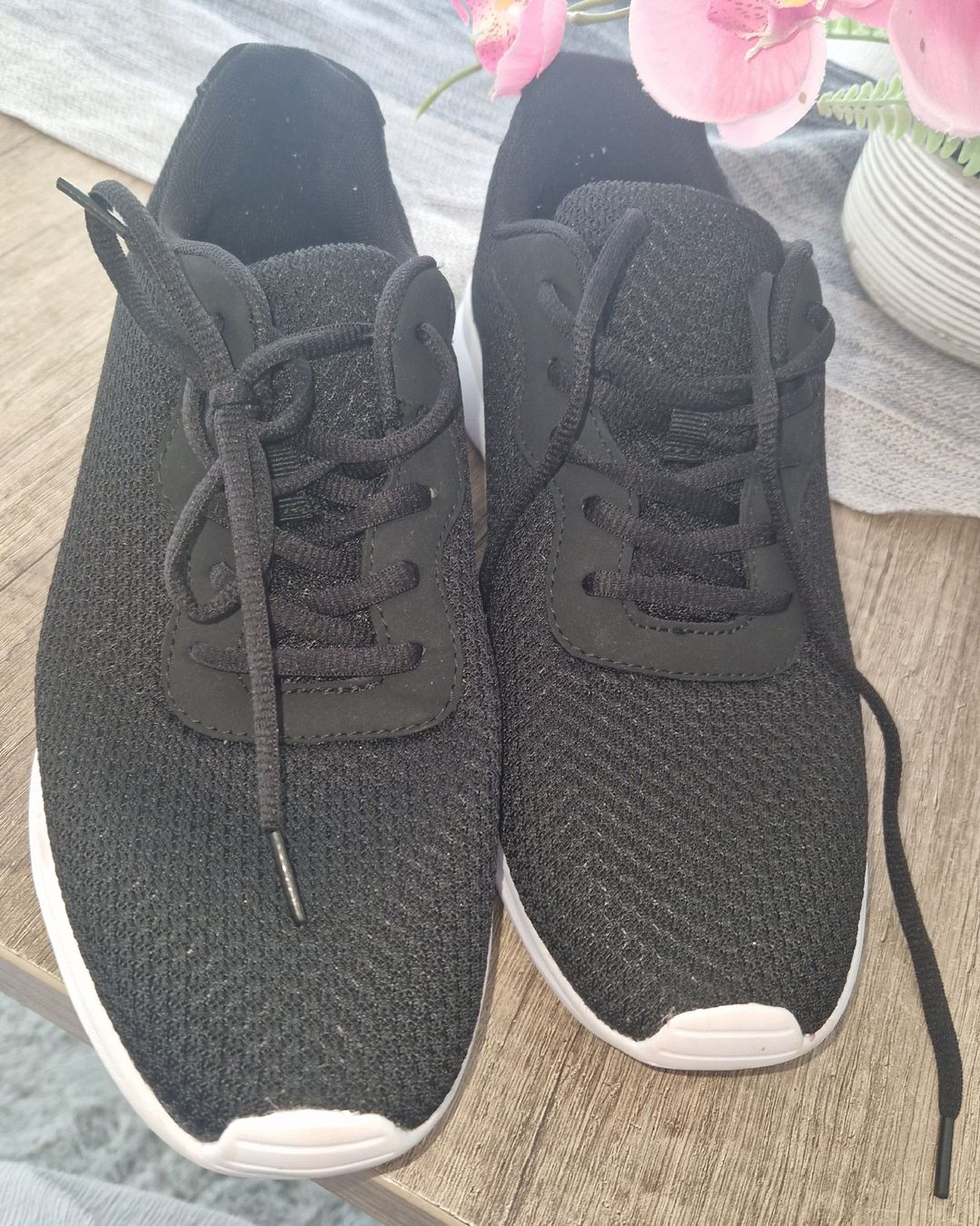 Damenschuhe: Schwarze Damen Turnschuhe, Grösse 42 – Gebraucht aus Utzenstorf von Ernie_und_Bert 1